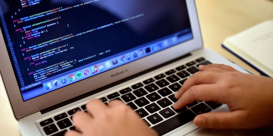 Eine Teilnehmerin arbeitet in Berlin bei einem Programmierkurs an einem Laptop.