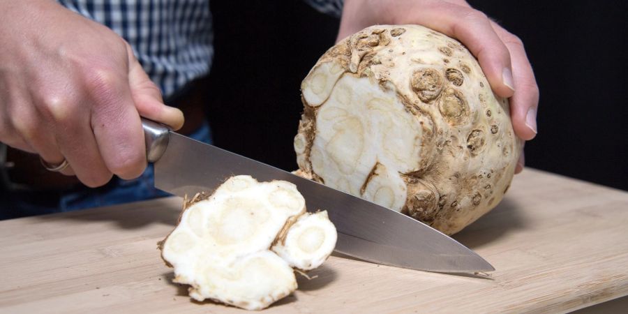 Wer eine angeschnittene Sellerieknolle übrig hat, sollte die Schnittfläche mit Zitronensaft einreiben, um sie vor Oxidation zu schützen.