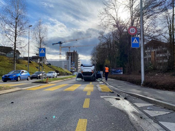 Das Fahrzeug kippte zur Seite und kam auf dem Dach liegend zum Stillstand. Unfall