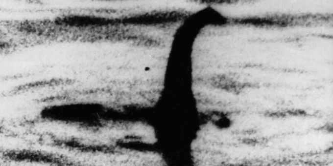 Ein angebliches Foto von Nessie im Loch Ness. nessie