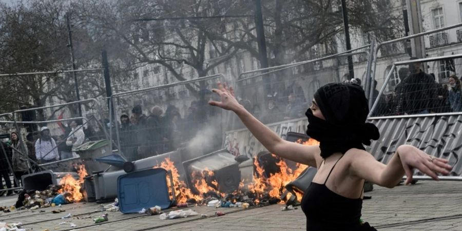 Demonstrantin posiert am Samstag vor Barrikaden in Nantes