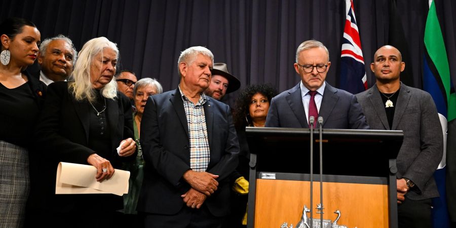 Australiens Premierminister Anthony Albanese spricht bei einer Pressekonferenz im Parlamentsgebäude in Canberra.