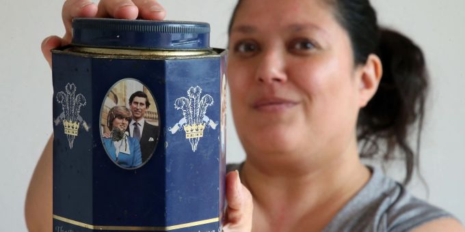 Royal-Kritikerin Jacinta Nandi in Berlin mit einer Teedose mit einem Bild vom damaligen Prinz Charles und Diana. Royal-Kritikerin Jacinta Nandi in Berlin mit einer Teedose mit einem Bild vom damaligen Prinz Charles und Diana.
