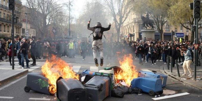 Frankreich in Flammen: Seit rund zwei Wochen gehen Franzosen gegen die Rentenreform der Macron-Regierung auf die Strasse. Immer wieder kommt es zu wüsten Ausschreitungen. Rentenreform Playboy