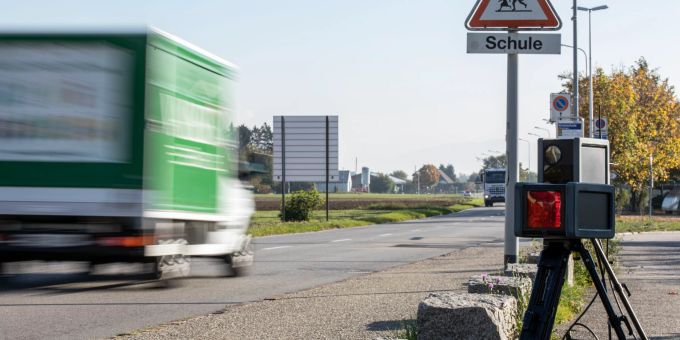 Der Autofahrer wurde in der 50er-Zone mit 108 km/h geblitzt. (Symbolbild)