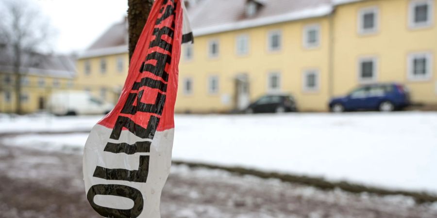 Absperrband der Polizei vor einem Wohnhaus in Bad Lauchstädt.