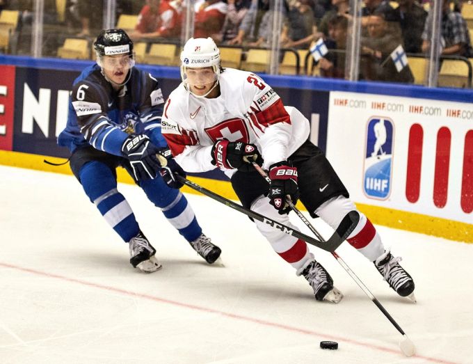 Julius Honka (l.), hier im Duell mit Kevin Fiala, unterschreibt beim SCB. scb