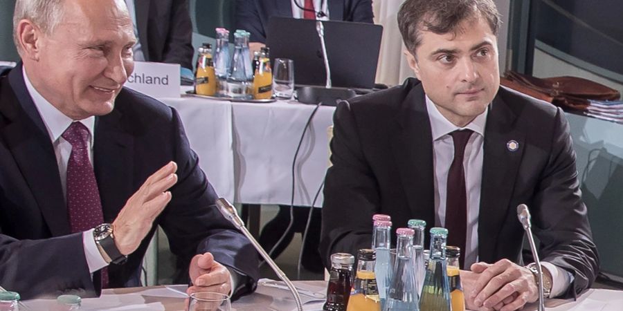Der russische Staatspräsident Wladimir Putin (l) und sein Berater Wladislaw Jurjewitsch Surkow, aufgenommen beim Ukraine-Gipfel im Bundeskanzleramt (2016).