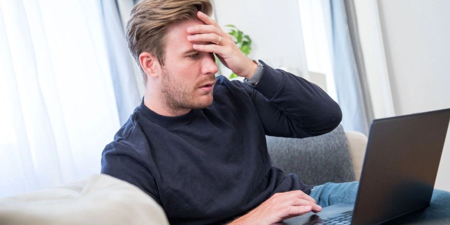 Sie haben Ihren Dienstlaptop im Homeoffice beschädigt? Dann sollten Sie Ihrem Arbeitgeber rasch Bescheid geben.