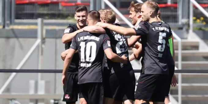 Die Nürnberger feiern den Sieg gegen den 1. FC Heidenheim. Foto: Daniel Karmann/dpa Die Nürnberger feiern den Sieg gegen den 1. FC Heidenheim. Foto: Daniel Karmann/dpa