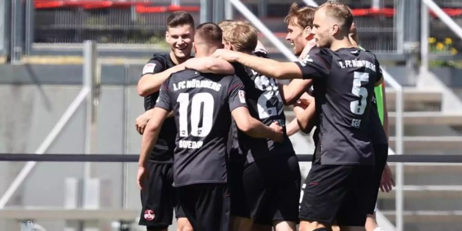 Die Nürnberger feiern den Sieg gegen den 1. FC Heidenheim. Foto: Daniel Karmann/dpa