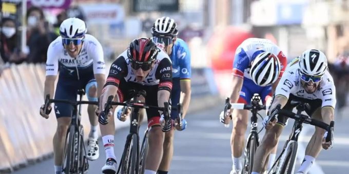 Millimeter-Entscheidung: Tadej Pogacar (M) siegt in Lüttich hauchdünn vor Julian Alaphilippe. Foto: Dirk Waem/BELGA/dpa Millimeter-Entscheidung: Tadej Pogacar (M) siegt in Lüttich hauchdünn vor Julian Alaphilippe. Foto: Dirk Waem/BELGA/dpa