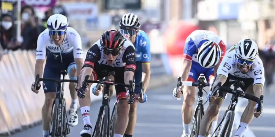 Millimeter-Entscheidung: Tadej Pogacar (M) siegt in Lüttich hauchdünn vor Julian Alaphilippe. Foto: Dirk Waem/BELGA/dpa