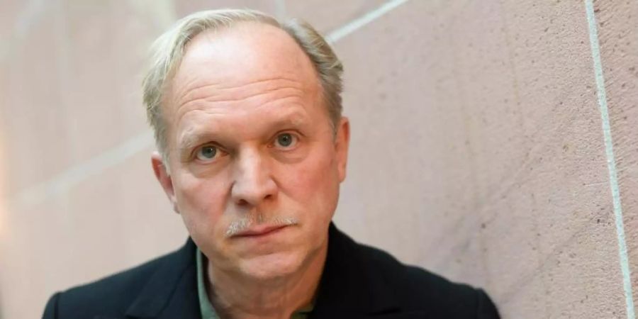 In seinem Clip fordert Ulrich Tukur die Bundesregierung ironisch auf, «jede menschliche Wirkungsstätte und jeden Handelsplatz» zu schliessen. Foto: Arne Dedert/dpa