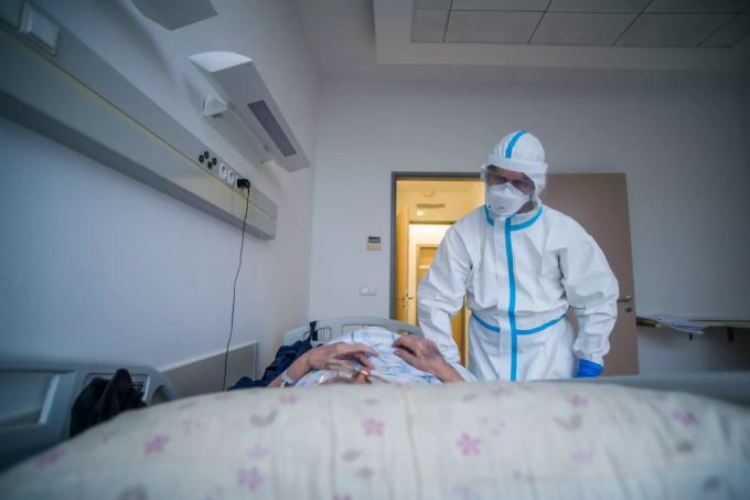 Als Patient auf der Intensivstation bekommt man es unter Umständen mit, wenn es der Zimmernachbarin immer schlechter geht. (Symbolbild) Coronavirus