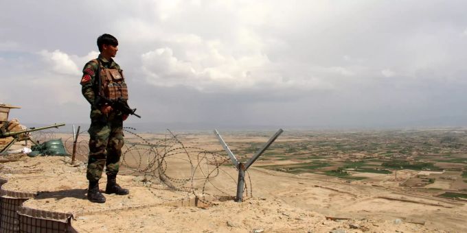 Ein afghanischer Soldat bewacht einen Militärstützpunkt. Taliban overrun a military base and capture Afghan troops in Ghazni