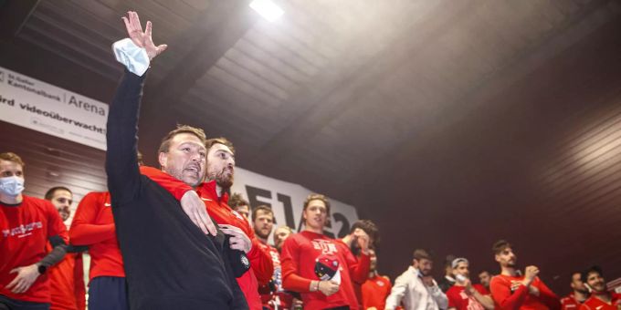 Cheftrainer Jeff Tomlinson und seine Spieler zeigen sich nach dem vierten und letzten Playoff-Halbfinalspiel vor den Fans. Jeff Tomlinson