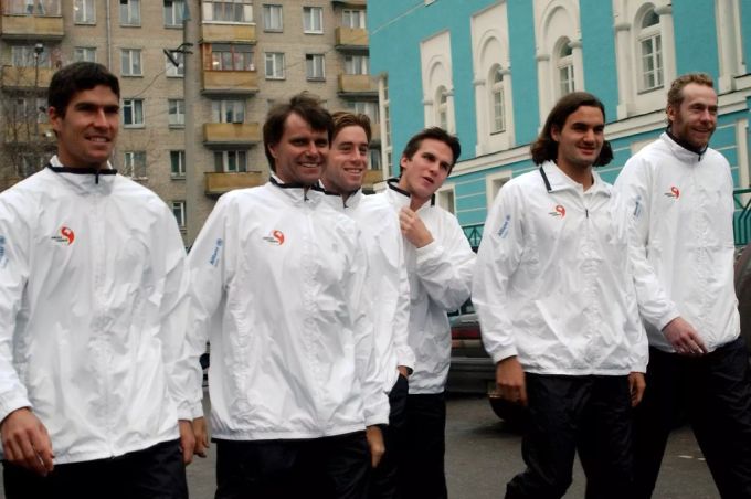 Peter Cater (2.v.l.) gemeinsam mit Roger Federer (2.v.r.) beim Davis Cup in Russland im Jahr 2002. Roger Federer