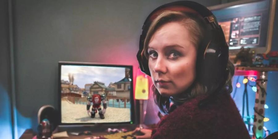Meg (Alexa Davies) vor ihrem Avatar in der britischen Comedyserie «Dead Pixels». Foto: Mister Whisper/Channel4/ZDFneo/dpa