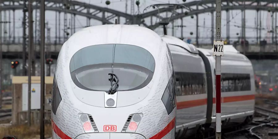 Die Deutsche Bahn (DB) bezieht noch mehr Strom aus Windkraft. (Archivbild)