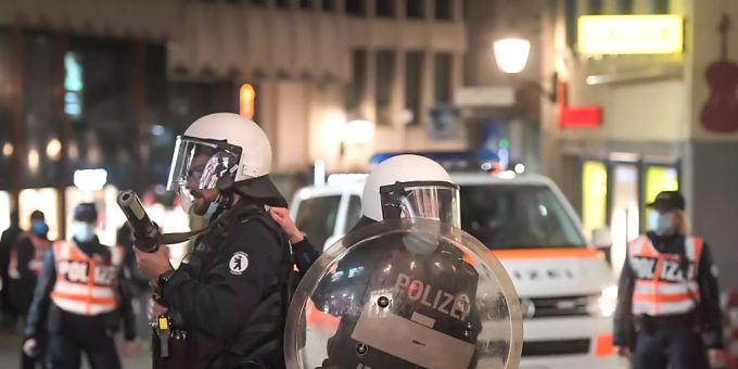 Bei den Ausschreitungen zwischen Jugendlichen und der Polizei in St. Gallen wurden zwei Personen verletzt. Die Einsatzkräfte wurden mit Flaschen, Steinen, Knallkörpern und einem Molotowcocktail beworfen. Sie antworteten mit Gummischrot und Reizgas. gewalt behörden st. gallen