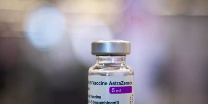Ein Fläschchen mit fünf Millilitern Corona-Impfstoff von Astrazeneca. Foto: Soeren Stache/dpa Ein Fläschchen mit fünf Millilitern Corona-Impfstoff von Astrazeneca. Foto: Soeren Stache/dpa