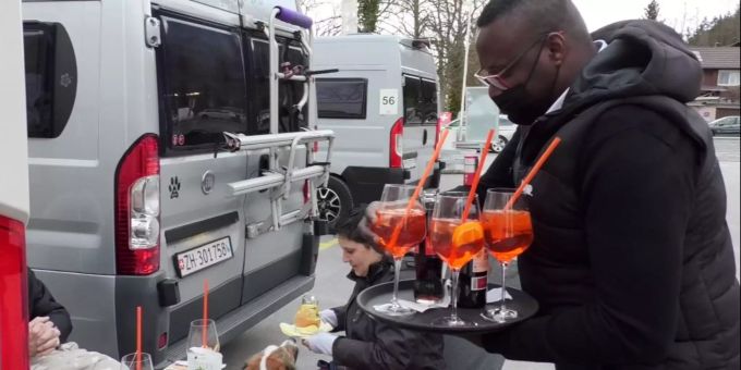 Aperol, Schnipo oder einfach nur ein grüner Salat: Wegen des Coronavirus werden Beizer kreativ und bieten Dinner im Wohnmobil an. Coronavirus Beizen