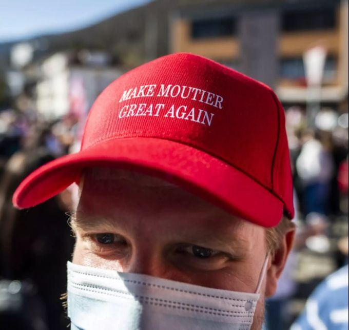 Ein Projurassier trägt eine Mütze mit der Aufschrift «Make Moutier great again» (Deutsch: «Macht Moutier wieder gross»). Moutier