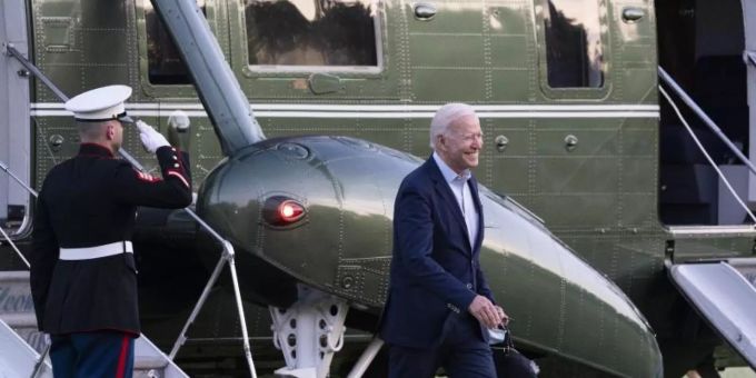 Joe Biden, Präsident der USA, lächelt, als er von der Marine One bei der Ankunft am Weissen Haus steigt. Foto: Alex Brandon/AP/dpa Joe Biden, Präsident der USA, lächelt, als er von der Marine One bei der Ankunft am Weissen Haus steigt. Foto: Alex Brandon/AP/dpa