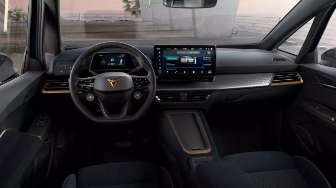 Markentypische Kupferakzente und ein Boost-Knopf am Volant, der 27PS freigibt 2021 Cupra Born