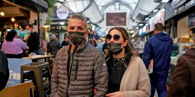 Israelis mit Masken auf einem Markt in Jerusalem. israel