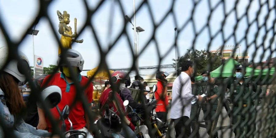 Polizeisperre zwischen Phnom Penh und Ta Khmau