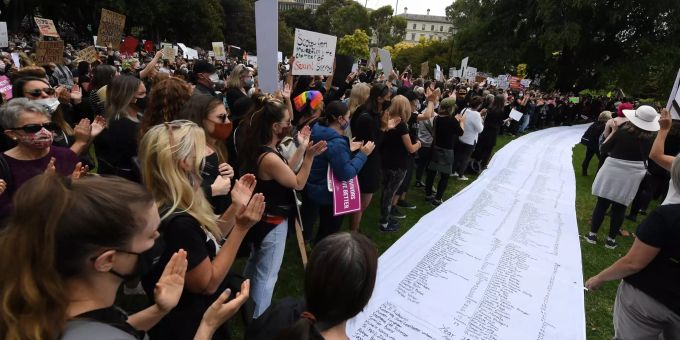 Die Teilnehmer des Protest-Marsches rollten auch ein Transparent mit den Namen aller Opfer von häuslicher Gewalt aus. Women's march 4 justice