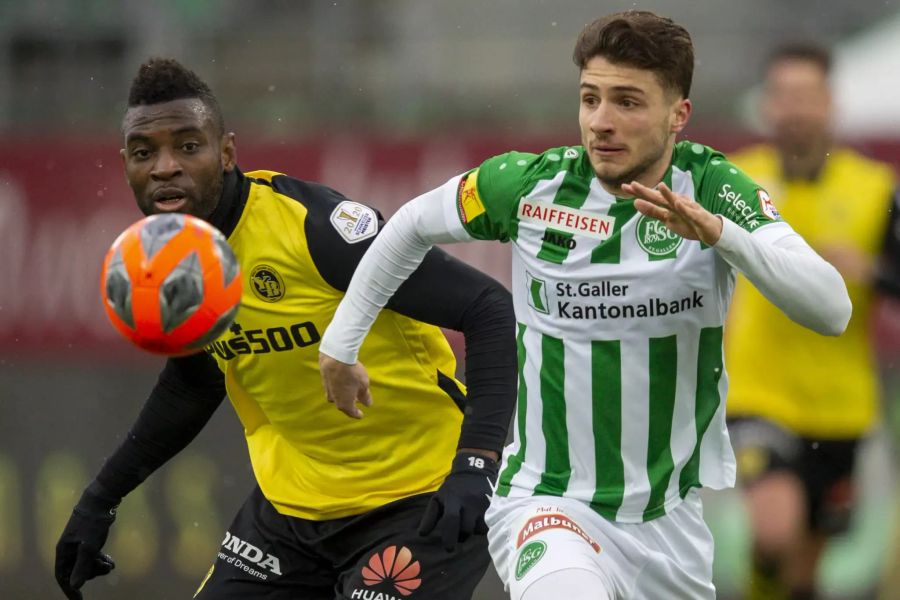 Jean-Pierre Nsame (l.) von den Young Boys im Duell mit St.Gallens Leonidas Stergiou (r.).