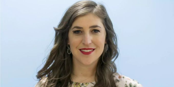 Mayim Bialik posiert 2017 für ein Foto. mayim bialik