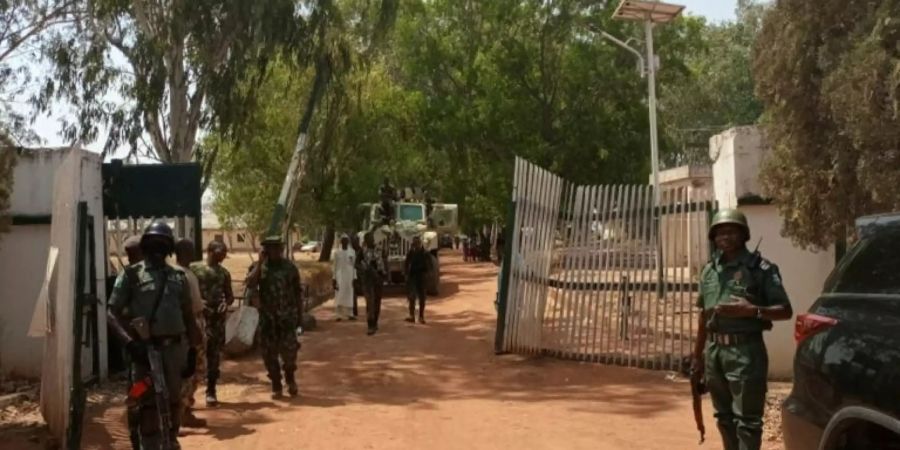 Soldaten vor dem Eingang der Schule