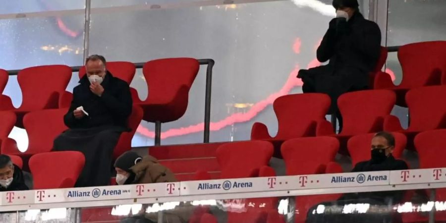 Bundestrainer Joachim Löw (r. oben) beobachtet das Bundesliga-Spitzenspiel zwischen dem FC Bayern München und Borussia Dortmund von der Tribüne aus. Foto: Sven Hoppe/dpa-POOL/dpa