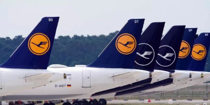 Flugzeuge der Fluggesellschaft Lufthansa stehen am Rand des Rollfeldes in Schönefeld nebeneinander. Foto: Soeren Stache/dpa-Zentralbild/dpa Flugzeuge der Fluggesellschaft Lufthansa stehen am Rand des Rollfeldes in Schönefeld nebeneinander. Foto: Soeren Stache/dpa-Zentralbild/dpa