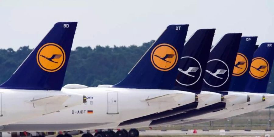 Flugzeuge der Fluggesellschaft Lufthansa stehen am Rand des Rollfeldes in Schönefeld nebeneinander. Foto: Soeren Stache/dpa-Zentralbild/dpa