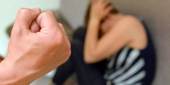 Bei der telefonischen Beratungsstelle sollen Gewaltbetroffene an 365 Tagen im Jahr rund um die Uhr erste Auskünfte erhalten. (Symbolbild) gewalt frauen