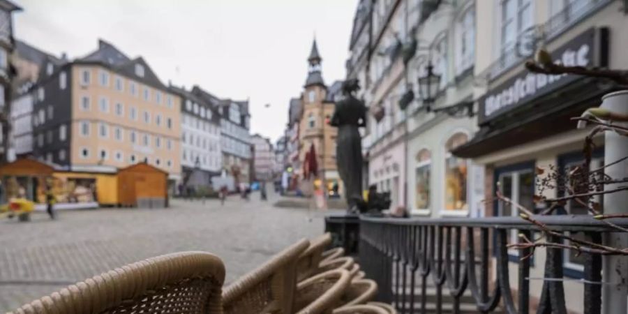 Nach den jüngsten Bund-Länder-Beschlüssen darf die Gastronomie frühestens ab dem 22. März wieder öffnen. Foto: Andreas Arnold/dpa