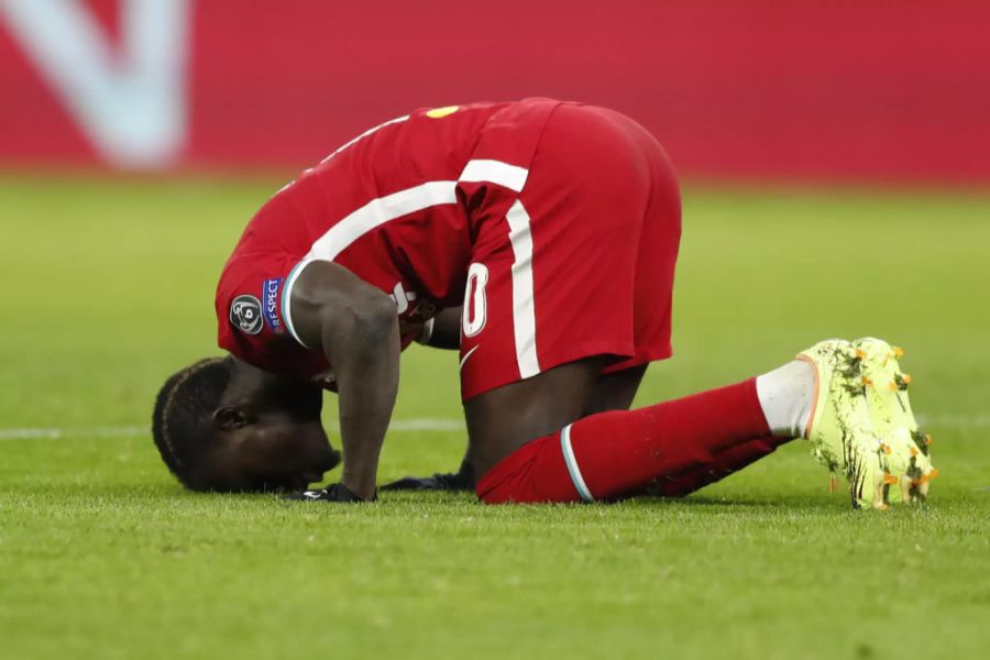 Sadio Mané bedankt sich nach einem Treffer.