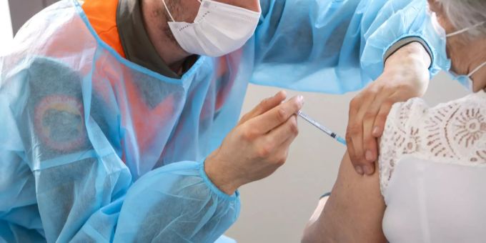 In Zukunft müssen alle, die am Coronavirus erkrankt sind, nur noch eine Impfung machen. Coronavirus Impfung
