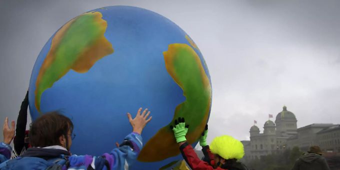 Klimaaktivisten protestieren mit einer aufblasbaren Weltkugel in Bern. (Achivbild) Klimajugend