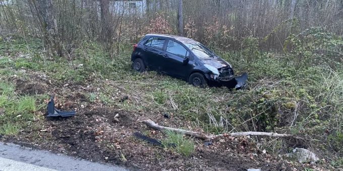 Das massiv beschädigte Fahrzeug musste geborgen und abtransportiert werden. Kantonspolizei Basel-Landschaft