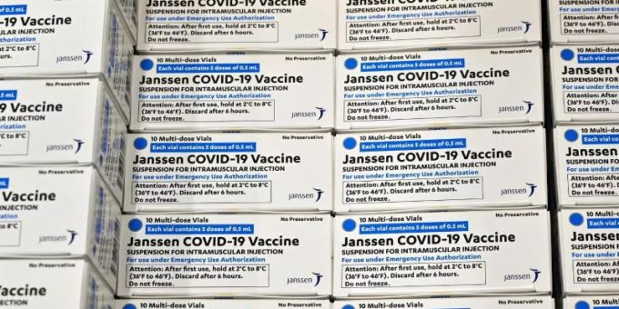 Schachteln des Impfstoffs von der Johnson & Johnson-Tochter Janssen COVID-19 liegen nebeneinander. Foto: Timothy D. Easley/Pool AP/dpa Schachteln des Impfstoffs von der Johnson & Johnson-Tochter Janssen COVID-19 liegen nebeneinander. Foto: Timothy D. Easley/Pool AP/dpa