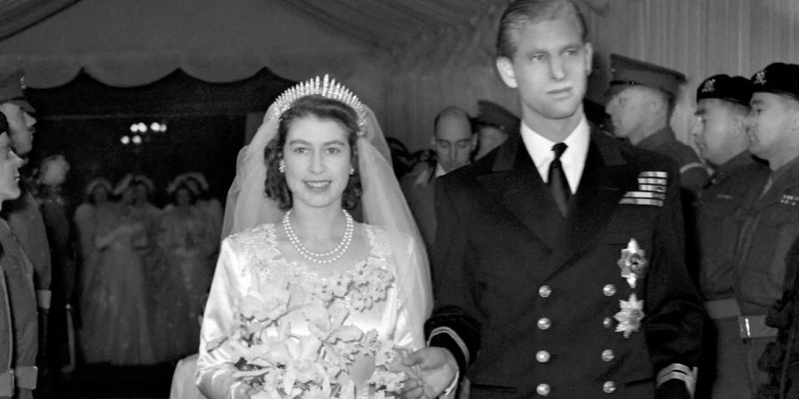 1947: Prinzessin Elizabeth, spätere Königin von Grossbritannien, und Prinz Philip verlassen Westminster Abbey nach ihrer kirchlichen Hochzeit.