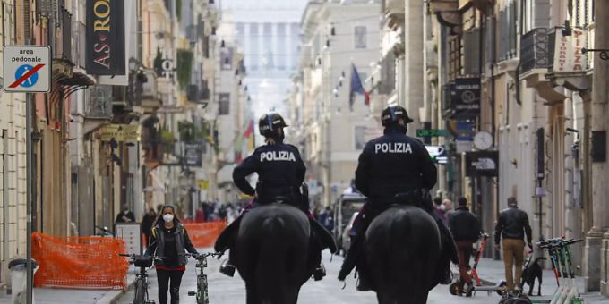 Polizisten auf Pferden patrouillieren auf der Einkaufsstrasse Via del Corso im Stadtzentrum von Rom. Pferde Polizei Via del Corso