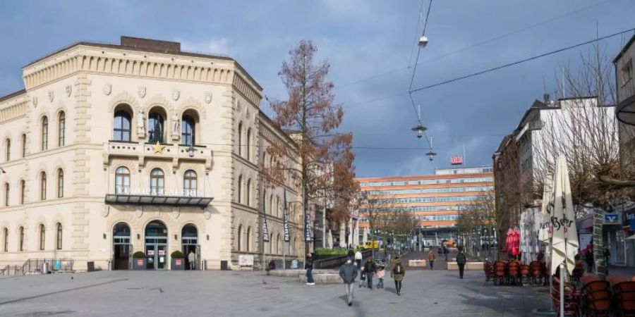 Nur wenige Menschen sind in der Innenstadt von Saarbrücken unterwegs. Foto: Oliver Dietze/dpa