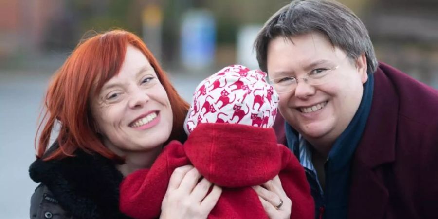 Gesa Teichert-Akkermann (l) und Verena Akkermann mit ihrer kleinen Tochter Paula. Familie Akkermann will eine Gleichstellung mit heterosexuellen Paaren bei der Elternschaft erreichen. Foto: Julian Stratenschulte/dpa